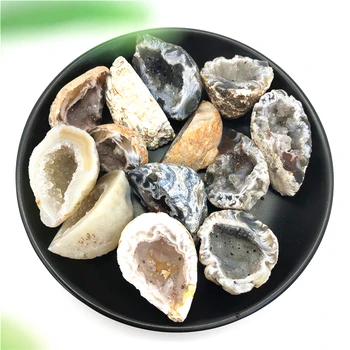 Doğal Akik Geode Kristal Delik mineral örneği İçerir Temiz Kristal Kümeleri Çok Güzel Küçük Taşlar ve Kristaller